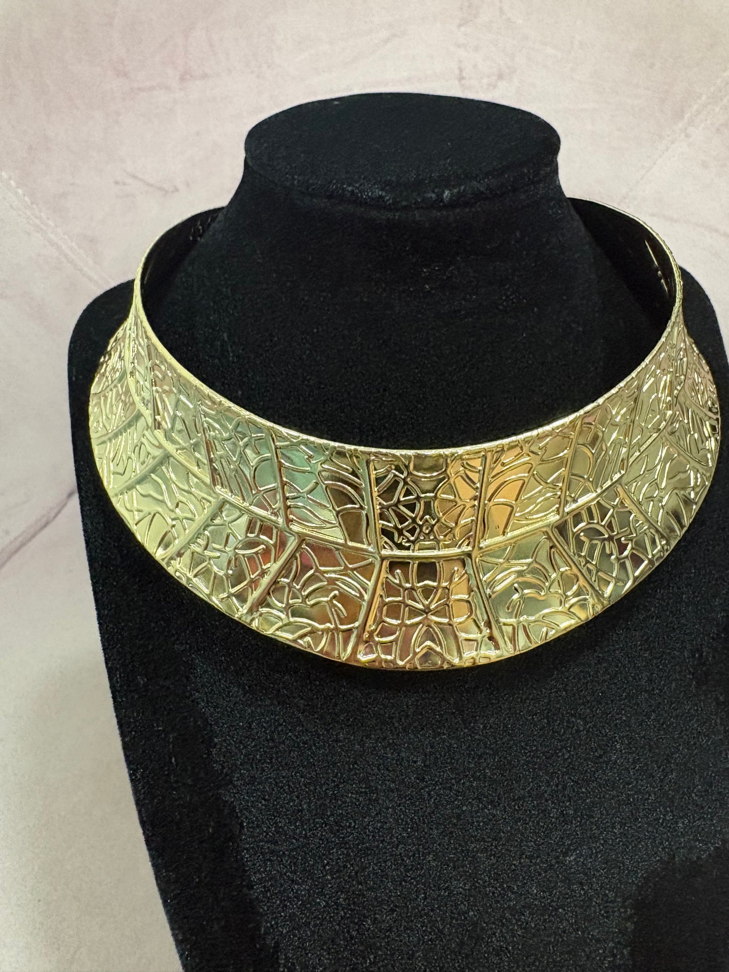 Collana rigida
