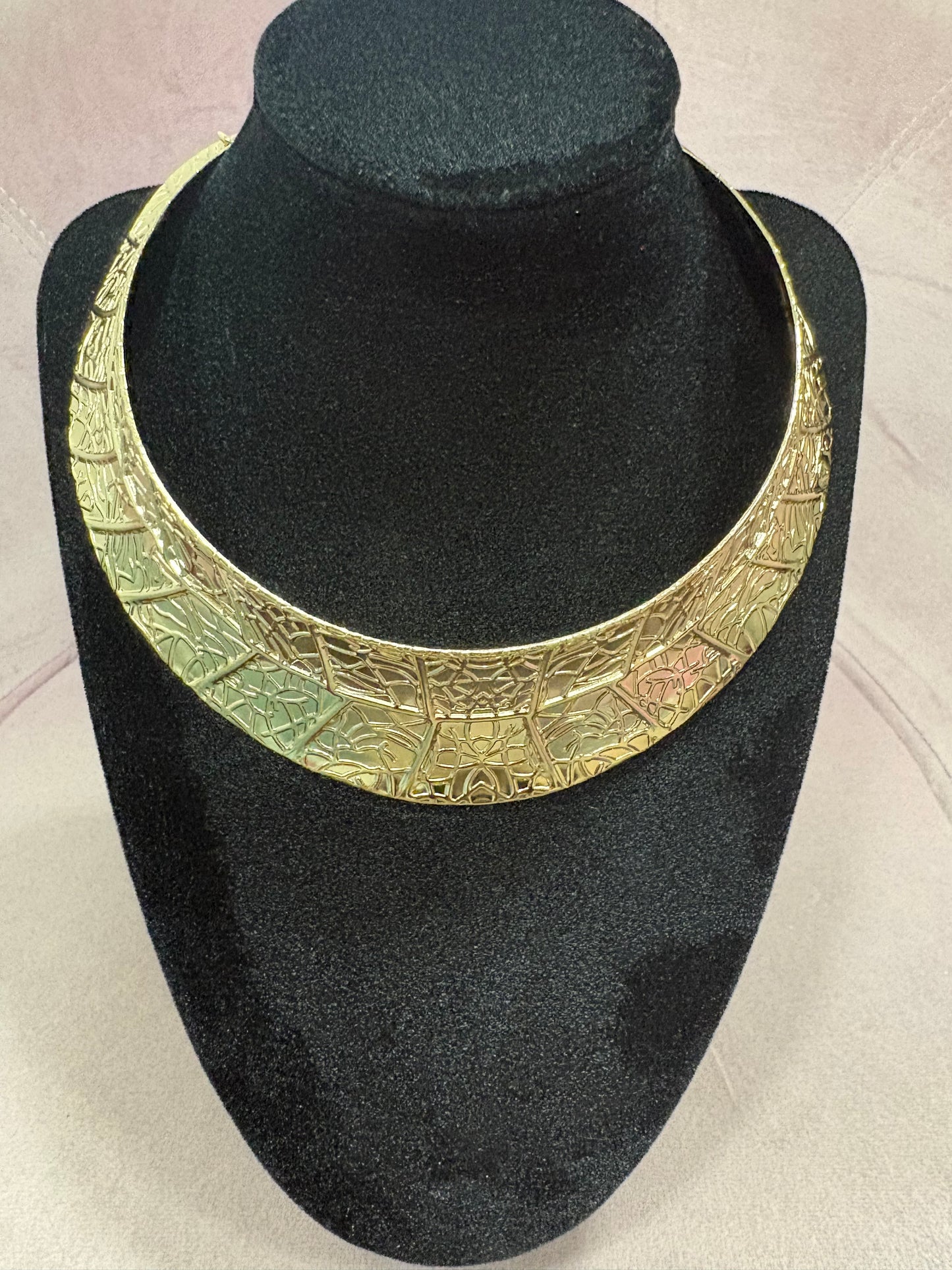 Collana rigida